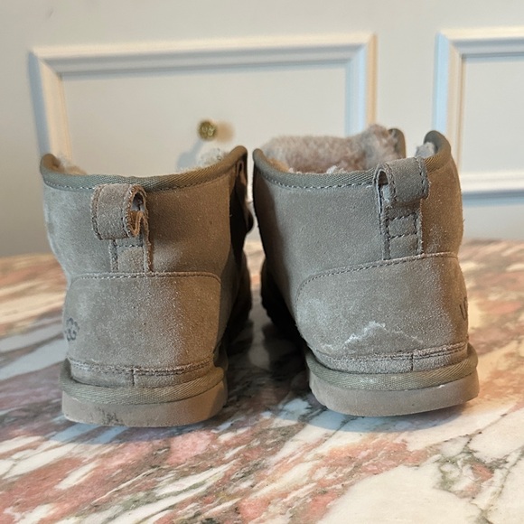 UGGS - Picture 13 of 16